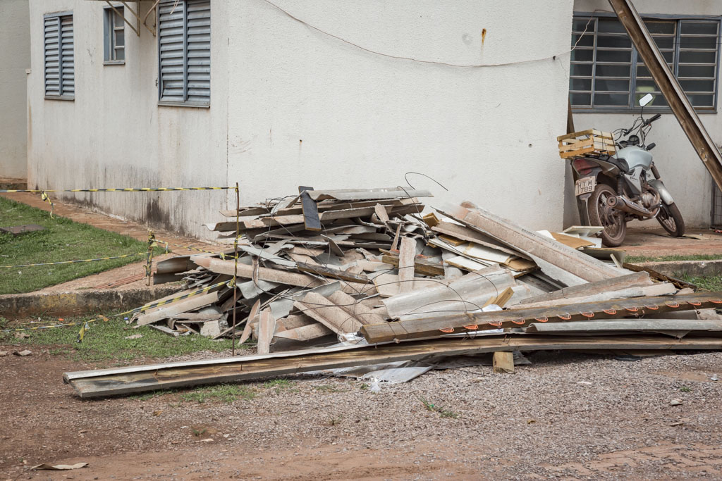 Prefeitura entrega telhas a moradores do Residencial Flamboyant 2 após temporal
