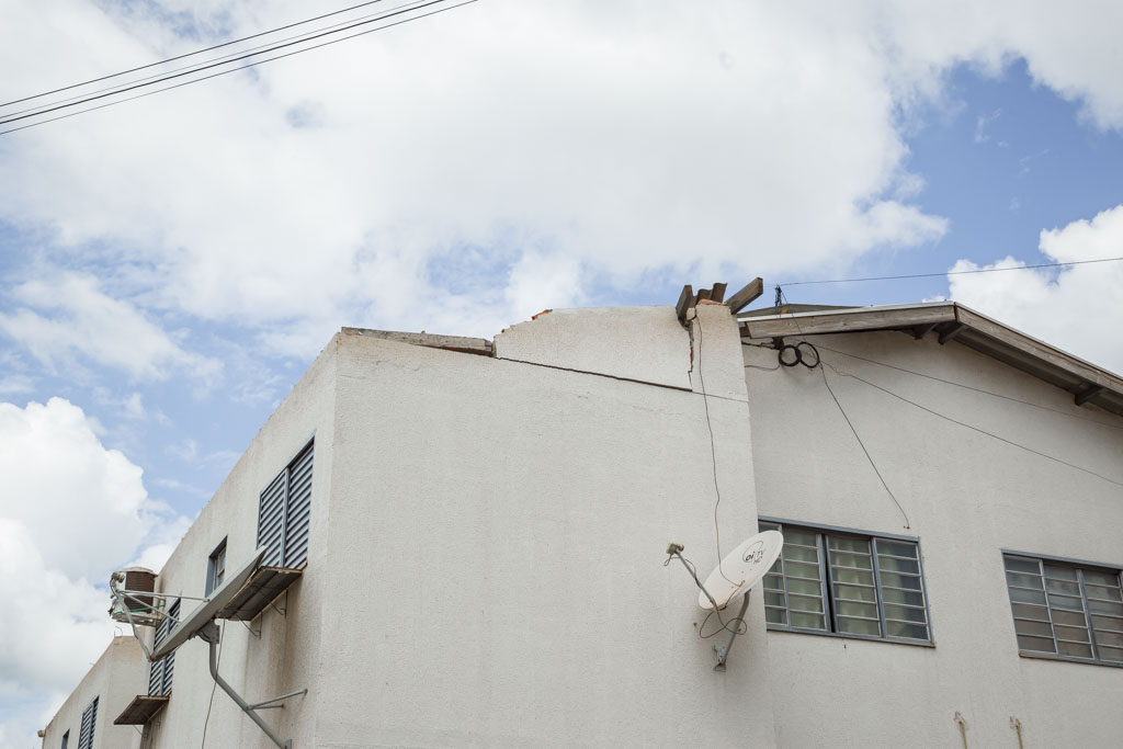 Prefeitura entrega telhas a moradores do Residencial Flamboyant 2 após temporal