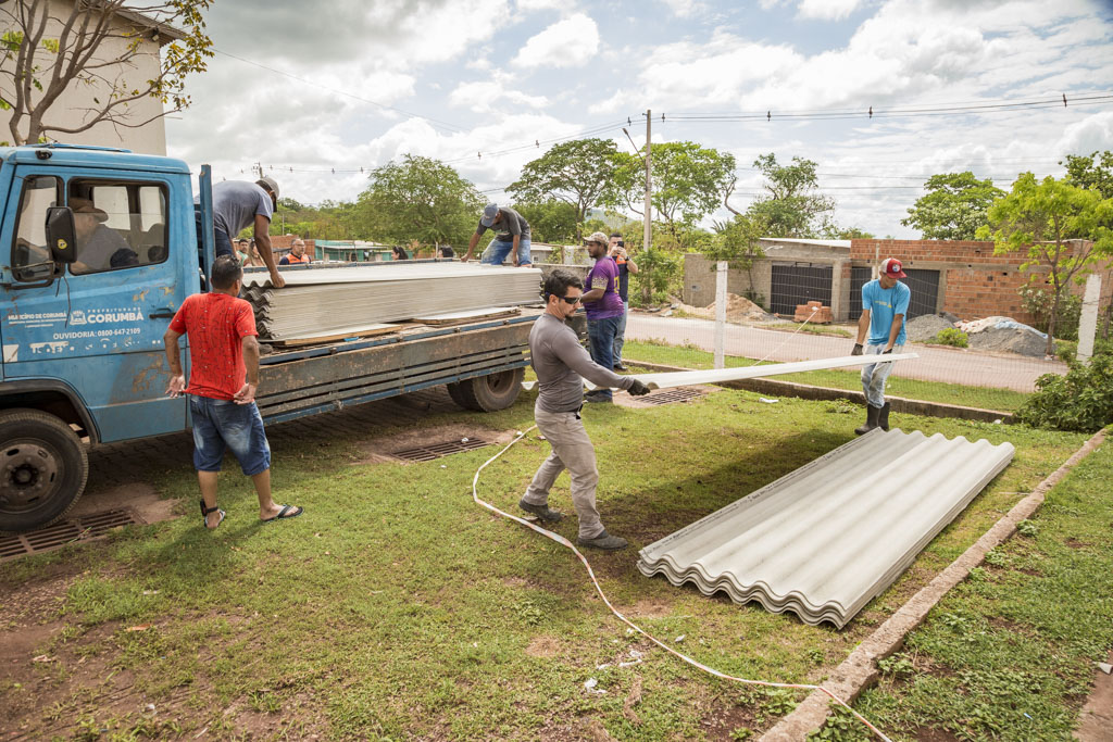 Prefeitura entrega telhas a moradores do Residencial Flamboyant 2 após temporal