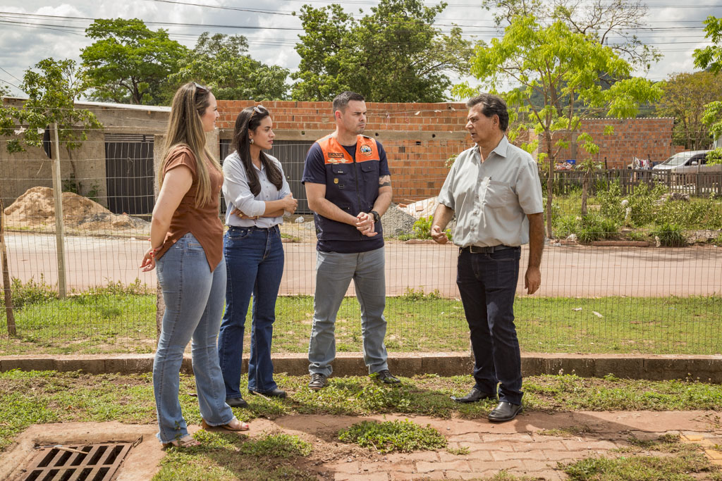 Prefeitura entrega telhas a moradores do Residencial Flamboyant 2 após temporal