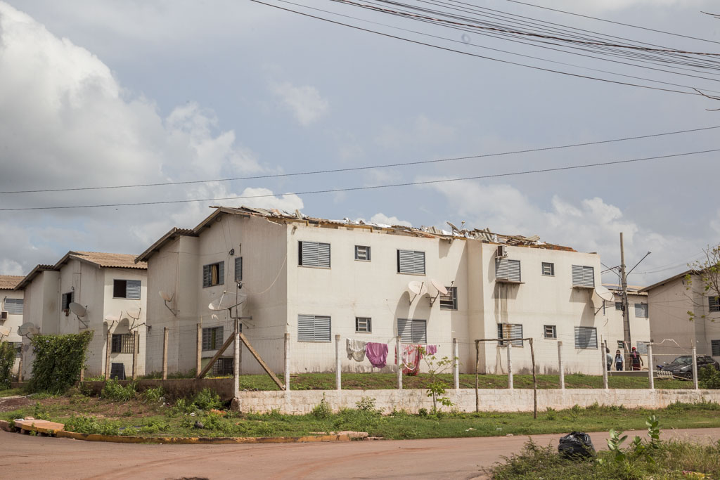 Prefeitura entrega telhas a moradores do Residencial Flamboyant 2 após temporal
