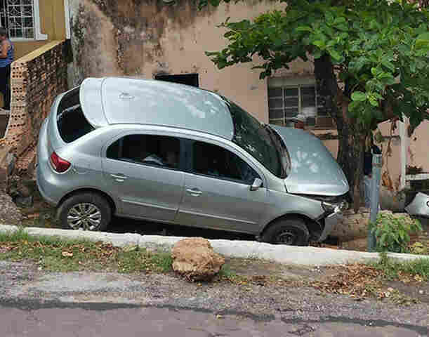 Ve&iacute;culo colide contra mureta e &aacute;rvore no Centro de Corumb&aacute;, ap&oacute;s falha no freio