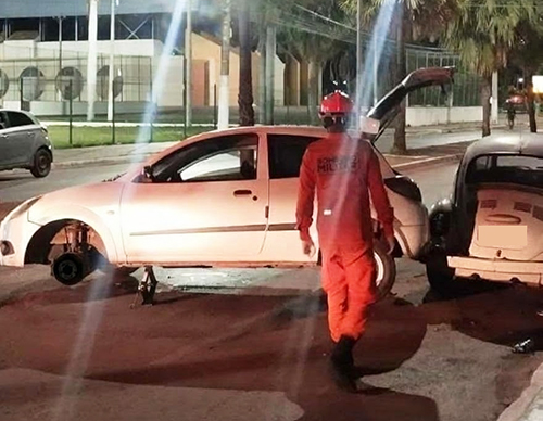 Carro colide contra árvore no canteiro central da Avenida Porto Carreiro em Corumbá