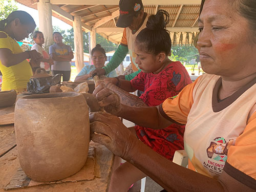 Da panela Macuxi aos grafismos Kadiwéu, encontro em MS promove troca de saberes entre ceramistas indígenas