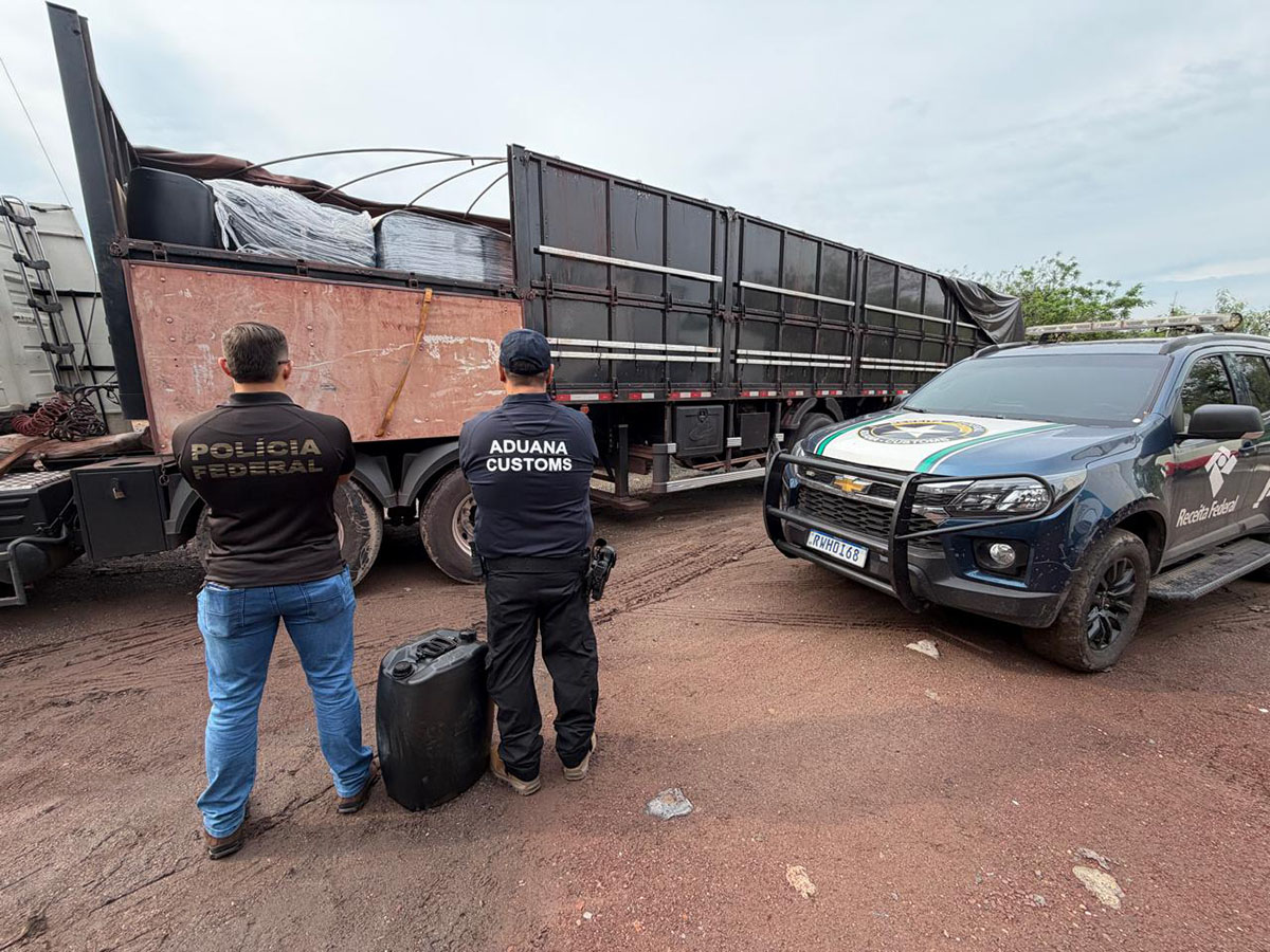 Receita Federal e PF apreendem aproximadamente 17 toneladas de insumo químico utilizado na produção de cocaína em Corumbá