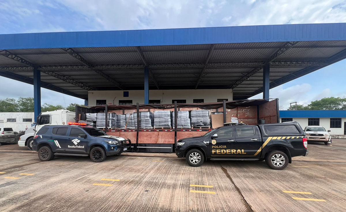 Receita Federal e PF apreendem aproximadamente 17 toneladas de insumo químico utilizado na produção de cocaína em Corumbá