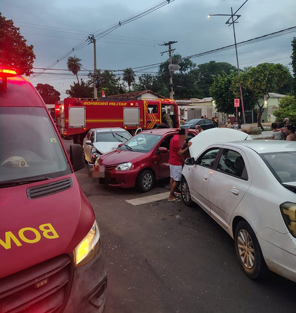 Colis&atilde;o envolvendo tr&ecirc;s ve&iacute;culos mobiliza equipe do Corpo de Bombeiros Militar no Centro