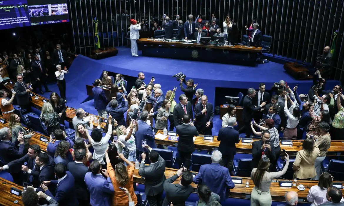 Senado aprova fim da escala 6x1 e redução da jornada de trabalho. PEC obteve 75 votos favoráveis em dois turnos de votação