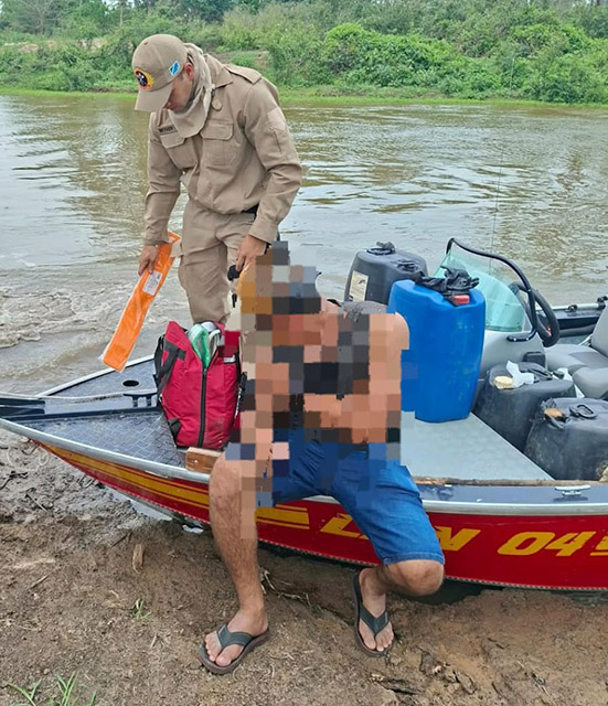 Bombeiros realizam resgate fluvial de homem ferido em acidente de motocicleta na região do Taquari no Pantanal