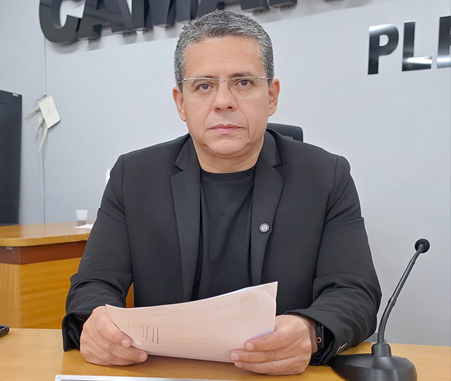 Repasse de recurso direto para as escolas &eacute; questionado por Alexandre, na C&acirc;mara