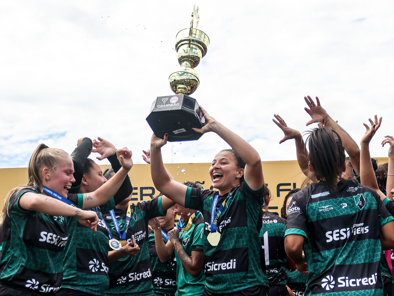 Pantanal goleia Taveir&oacute;polis e conquista o bicampeonato no Estadual Feminino