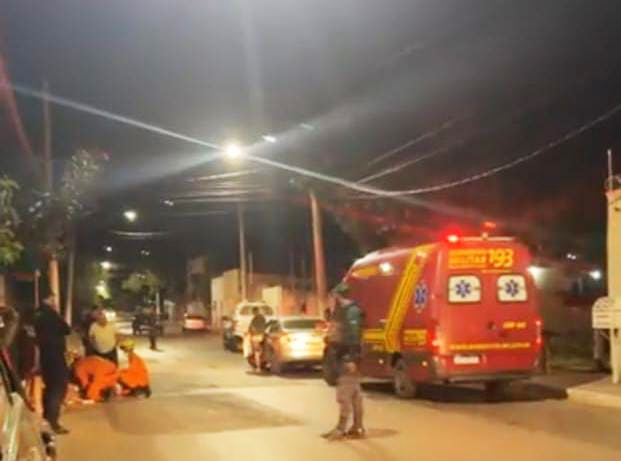 Colisão entre carro e motocicleta deixa casal de bolivianos ferido no bairro Aeroporto em Corumbá
