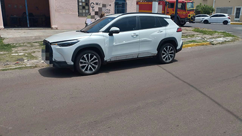 Bombeiros atendem motociclista ferido nas pernas após colisão com carro na Avenida Rio Branco em Corumbá