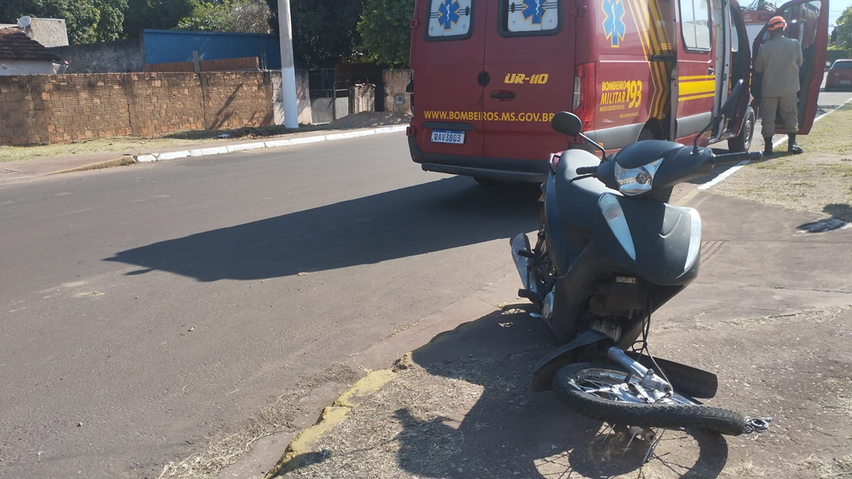 Corpo de Bombeiros atende vítimas de colisão entre carro e motocicleta no centro de Corumbá