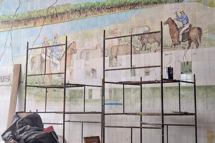 FUPHAN acompanha restaura&ccedil;&atilde;o de painel art&iacute;stico hist&oacute;rico no centro de Corumb&aacute;