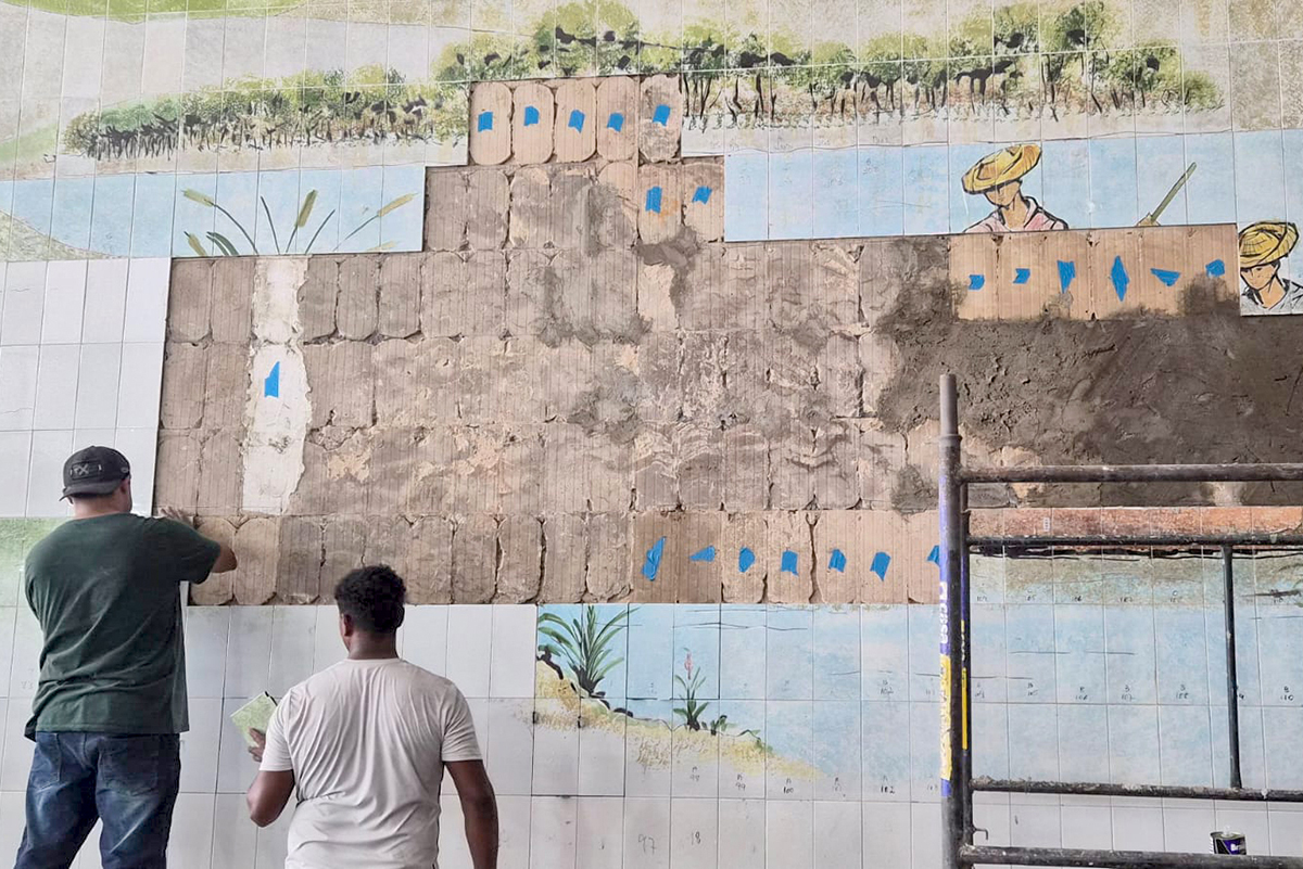 FUPHAN acompanha restaura&ccedil;&atilde;o de painel art&iacute;stico hist&oacute;rico no centro de Corumb&aacute;