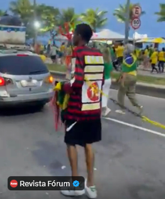 Bolsonarista aparece acorrentando homem negro com adesivo do PT em ato de apoio a Fl&aacute;vio (v&iacute;deo)