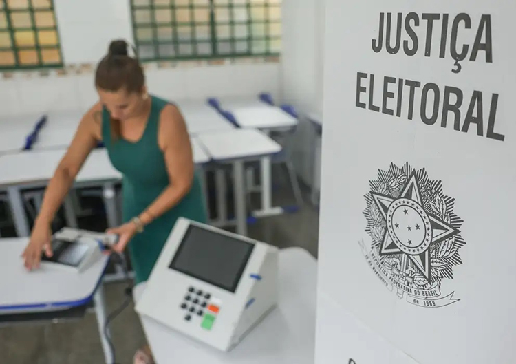 TSE informa que 900 urnas foram substitu&iacute;das at&eacute; o meio-dia 