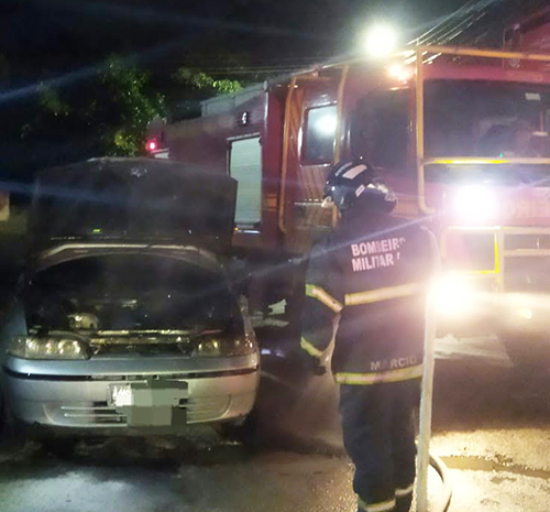 Corpo de Bombeiros Militar combate inc&ecirc;ndio em ve&iacute;culo no centro de Corumb&aacute;