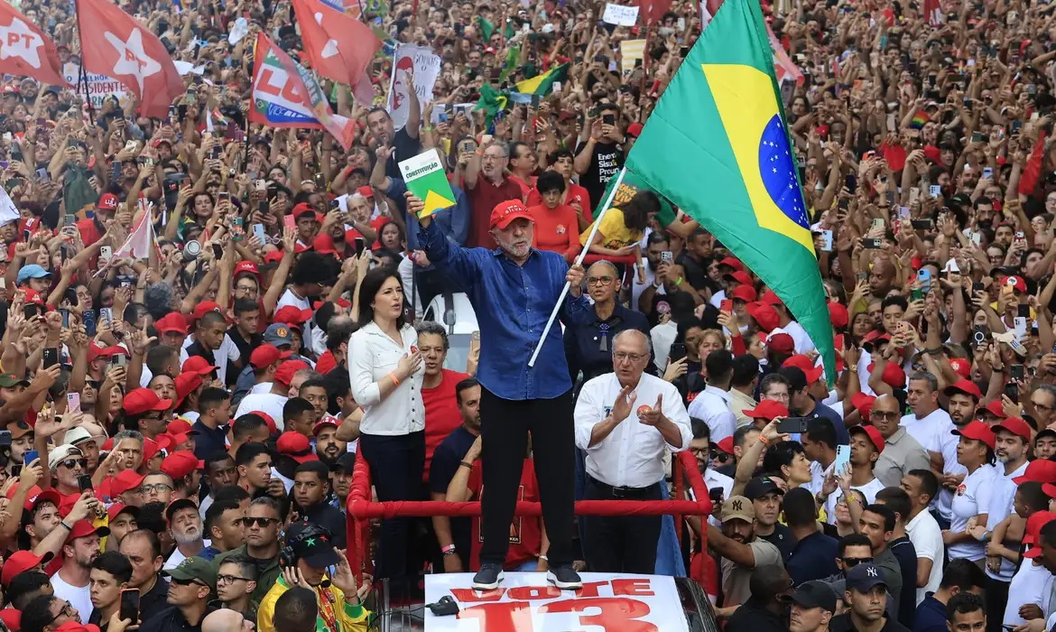 Vota&ccedil;&atilde;o de Lula &eacute; a maior j&aacute; recebida por um presidenci&aacute;vel no pa&iacute;s 