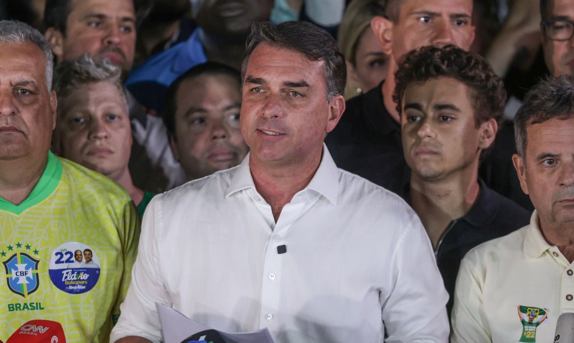 Polícia Federal cancela passaportes de Flávio Bolsonaro. Imprensa argentina noticiou que o senador fugiu do Brasil