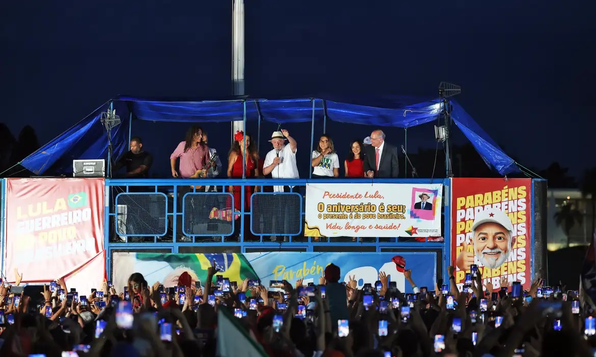 “Ato vergonhoso”, diz Lula sobre fuga de Flávio Bolsonaro. Presidente reeleito avalia que quem não deve, não teme
